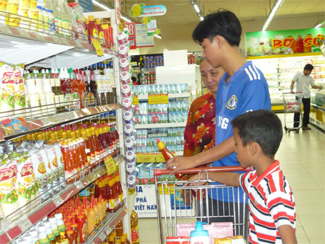 Người dân mua sắm sau Tết tại Co.op Mart Mỹ Tho.