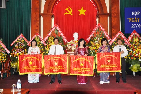 Trung tâm Y tế dự phòng tỉnh nhận Cờ thi đua hạng Nhất của UBND tỉnh.