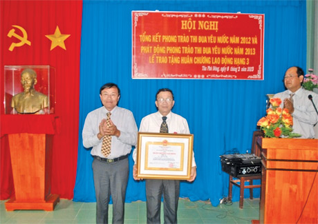 Ông Đoàn Văn Thơ nhận Huân chương Lao động hạng Ba.