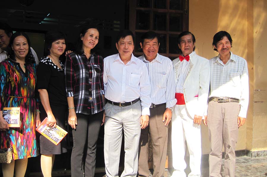 Đồng chí Trần Thế Ngọc đến dự và gửi lời chúc mừng năm mới đến văn nghệ sĩ Tiền Giang