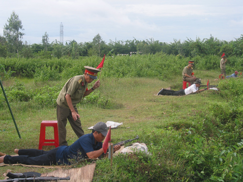 Thực hành bắn đạn thật.