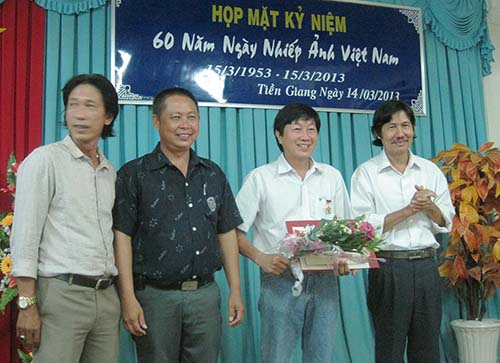 NSNA Duy Anh (thứ 2 từ phải sang) nhận Kỷ niệm chương