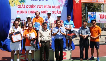 Ban tổ chức trao các giải nhất, nhì, ba đôi nam - nữ.