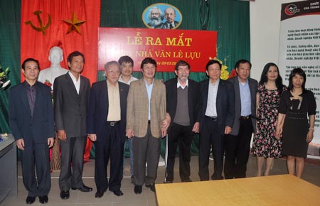 Trung tướng, nhà văn Hữu Ước, Phó Tổng cục trưởng Tổng cục XDLL CAND, TBT Báo CAND; nhà văn Nguyễn Trí Huân, Phó Chủ tịch Thường trực Hội Nhà văn Việt Nam, TBT Tuần báo Văn nghệ; nhà văn Lê Lựu và các đại biểu tại lễ ra mắt.
