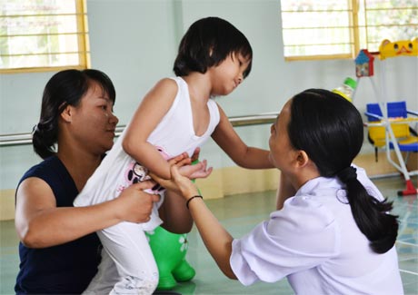 Những hình ảnh học tập và làm theo tư tưởng, tấm gương đạo đức, phong cách của Bác thường ngày của các cô giáo tại Trung tâm Hỗ trợ phát triển giáo dục hòa nhập trẻ khuyết tật.