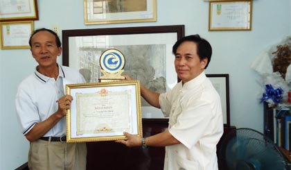Th.s Lê Ái Siêm - Giám đốc Bảo tàng Tiền Giang trao Bằng khen của UBND tỉnh Tiền Giang cho Họa sĩ Trường Chăm.