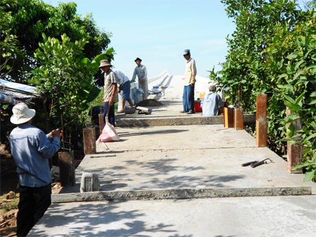 Người dân ấp Tân Bường A góp sức thi công cầu cồn Bầu. Ảnh: Nguyễn Bảy