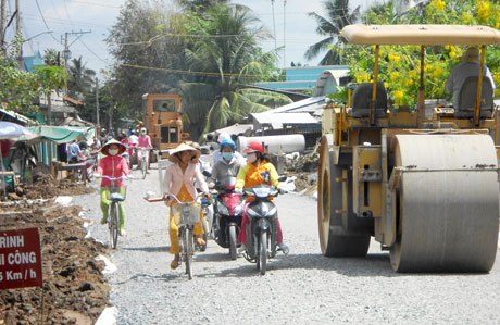 Đường nối cầu mới với khu dân cư phía bên kia cầu dẫn chưa hoàn chỉnh trong khi lưu lượng xe qua lại rất đông.