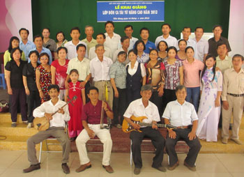 Học viên và các nghệ nhân phụ trách lớp Đờn ca tài tử khóa III.