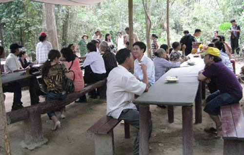 Đoàn văn nghệ sĩ Tiền Giang tham quan địa đạo Củ Chi