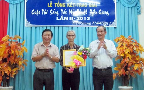 Ông Trần Thanh Phúc, Phó Giám đốc Sở Văn hóa - Thể thao - Du lịch và ông Nguyễn Huỳnh Anh, Chủ tịch Hội Văn học Nghệ thuật trao giải nhất cho họa sĩ Lê Hồng Thái