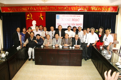 Các nhà văn dự lễ khai mạc trại sáng tác tiểu thuyết (ảnh: Hữu Đố)