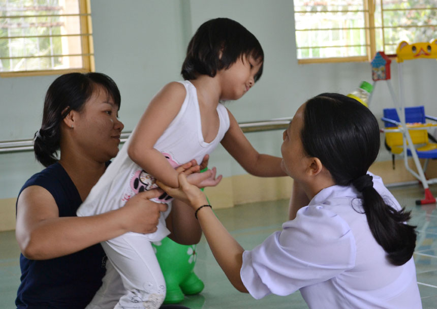 Những hình ảnh tận tụy thường ngày của các cô giáo tại trung tâm