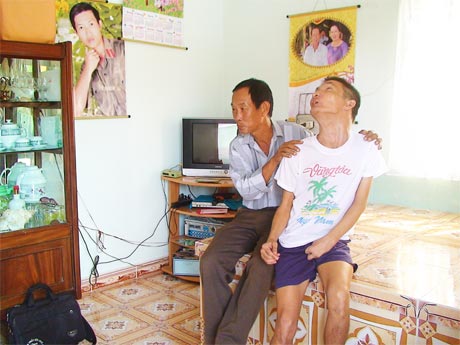 Anh Năm thăm nạn nhân chất độc da cam.