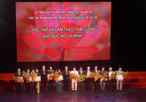 Các tác giả, nhóm tác giả đoạt giải nhất nhận giải thưởng. Ảnh: website ĐCSVN