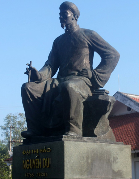 Tượng đại thi hào Nguyễn Du ở khu di tích quốc gia đặc biệt Nguyễn Du. Ảnh: Dương Quang