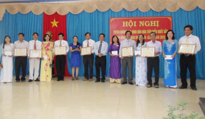 Ông Trương Minh Tới trao bằng tuyên dương.