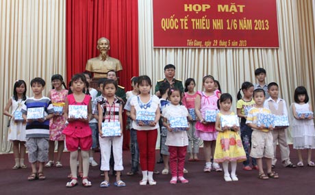 Họp mặt thiếu nhi nhân ngày 1-6