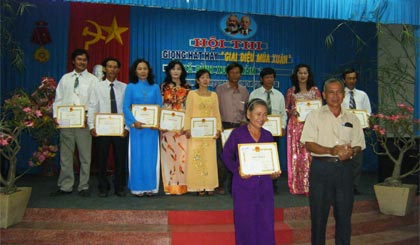 Cô Bạch Cúc - giọng ca vút cao giữa cuộc mưu sinh