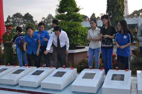 Bí thư Tỉnh ủy cùng đoàn viên TNCS Hồ Chí Minh thắp nến tri ân các Anh hùng liệt sĩ.