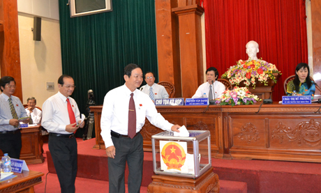 Các đại biểu bỏ phiếu tín nhiệm.