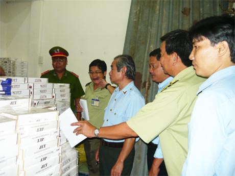 Các ngành chức năng tiến hành kiểm tra số gói thuốc lá giả, không đạt tiêu chuẩn trước khi đưa đi tiêu hủy.