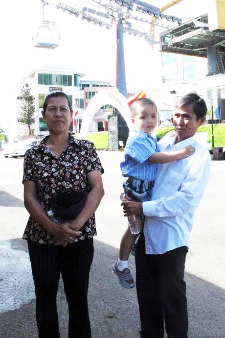 Ông Cao Văn Cư -  bà Trần Thị Thanh và cháu nội.