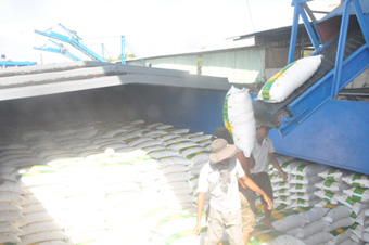Chuyển gạo xuống tàu xuất khẩu.