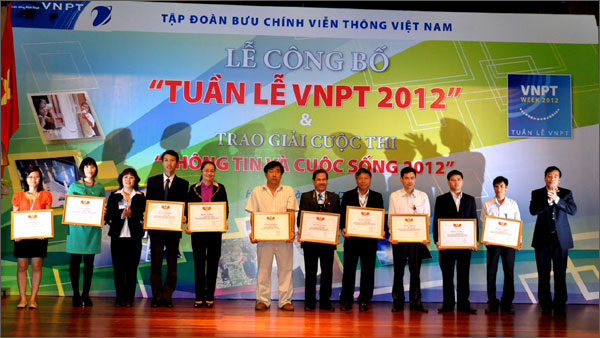 Trao thưởng cho những tác giả đoạt giải cuộc thi "Thông tin cuộc sống" năm 2012.