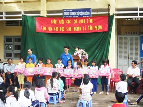 Đoàn khối Các cơ quan tỉnh tặng quà cho học sinh