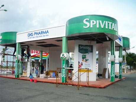 Một doanh nghiệp tham gia Hội chợ HVNCLC - Tiền Giang năm 2013 đang gấp rút hoàn tất việc trang trí gian hàng của mình (ảnh chụp vào chiều ngày 6-7).