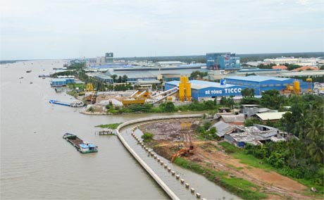 KCN Mỹ Tho nhìn từ cầu Rạch Miễu. Ảnh: Vân Anh