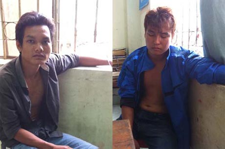 Lê Văn Trạng (trái) và Phạm Minh Tiến tại cơ quan công an.