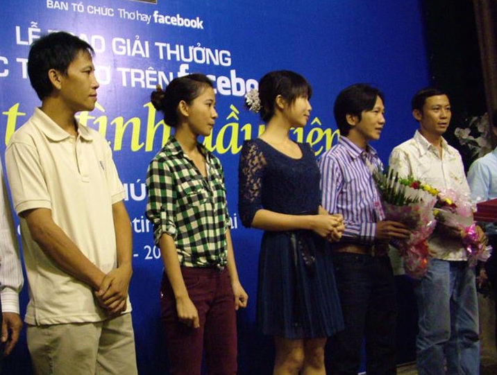 Tác giả Nguyên Chương (thứ 2 từ phải sang) nhận giải cuộc thi