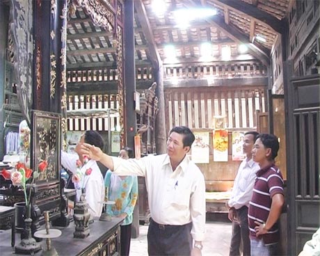 Khách du lịch tham quan các ngôi nhà cổ ở Đông Hòa Hiệp.