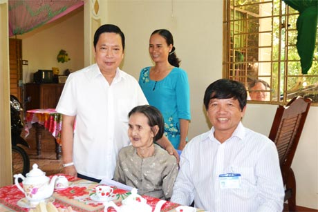 Bí thư Tỉnh ủy Trần Thế Ngọc thăm mẹ Phạm Thị Gẩm - mẹ 2 liệt sĩ ở ấp Bình Trị, xã Bình Phú, huyện Cai Lậy.