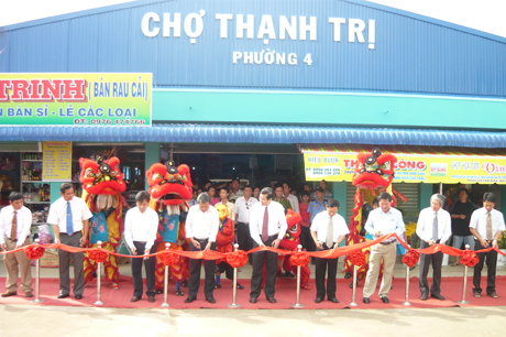 Cắt băng khánh thành chợ Thạnh Trị.