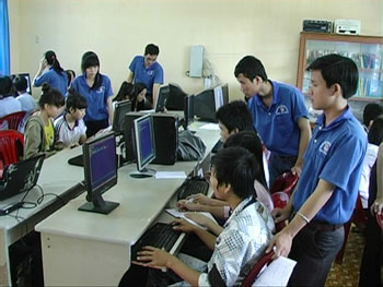 Các bạn sinh viên tình nguyện dạy tin học.