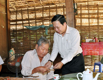 Bí thư Tỉnh ủy Trần Thế Ngọc ân cần thăm hỏi sức khỏe, tặng quà NCT.