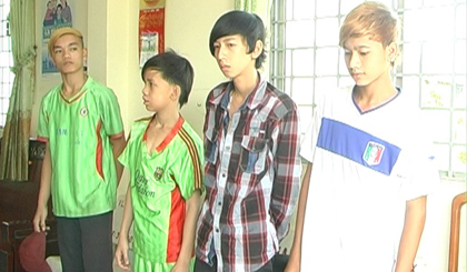 Bắt 4 tên trộm có hung khí