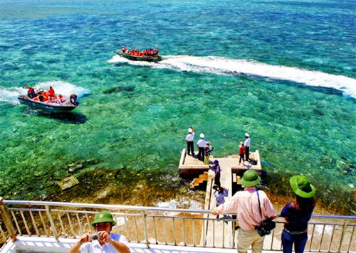  Đón khách vào thăm đảo 