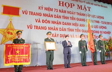 Bí thư Tỉnh ủy Trần Thế Ngọc trao danh hiệu Anh hùng LLVT nhân dân tỉnh Tiền Giang.