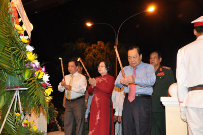 Các đồng chí lãnh đạo Trung ương và tỉnh thắp hương tại mộ 3 chiến sĩ gang thép, nhân Kỷ niệm 50 năm Chiến thắng Ấp Bắc. Ảnh Huỳnh Hữu.