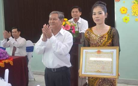 Lãnh đạo công ty nhận Bằng khen của UBND tỉnh.