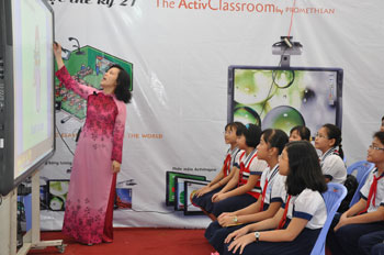 Các đại biểu xem triển lãm đồ dùng dạy học. Ảnh: Hữu Thịnh