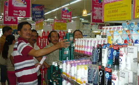 Khách hàng mua sắm tại Co.op Mart Mỹ Tho.