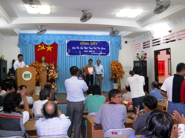 Ông Nguyễn Ngọc Minh trao giải I cho tác giả Lê Phong Vũ (trái)