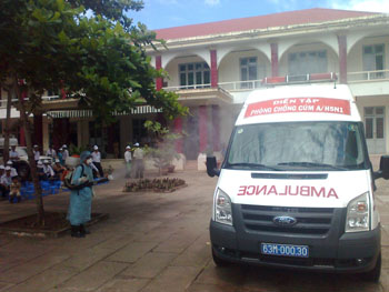 Phun hóa chất tẩy độc xe cấp cứu để rời khỏi vùng dịch.