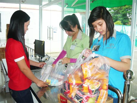 Công nhân mua hàng hóa tại “Cửa hàng phục vụ giá ưu đãi” của công ty Taekwang Vina Industrial.