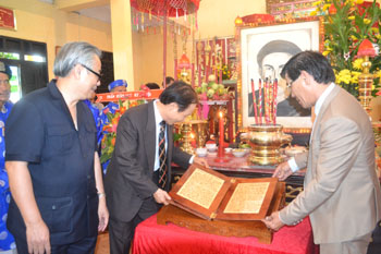 Nhà sử học Nguyễn Khắc Thuần (bên trái) bên quyển sách gỗ độc bản.